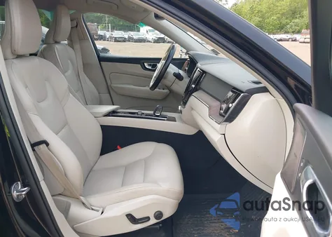 2022 Volvo Xc60 Momentum z USA, uszkodzony, nr VIN YV4L12RK4N1003248